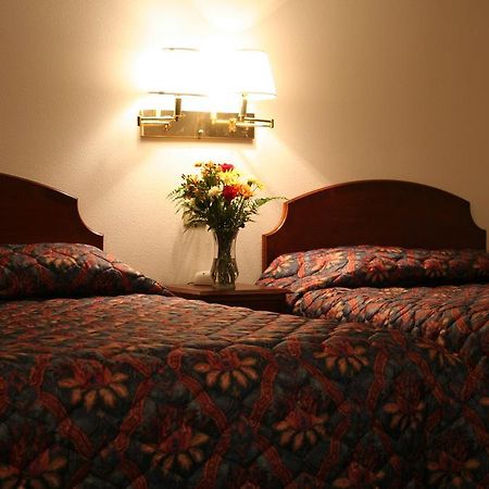 University Inn เซดาร์ฟอลส์ ภายนอก รูปภาพ