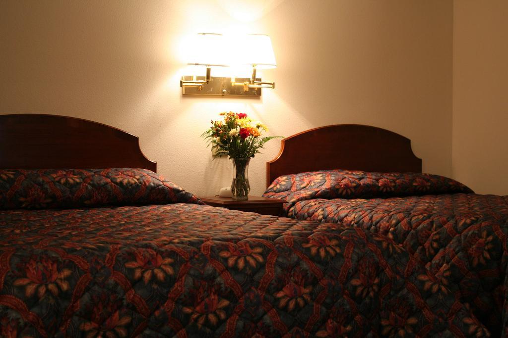 University Inn เซดาร์ฟอลส์ ภายนอก รูปภาพ