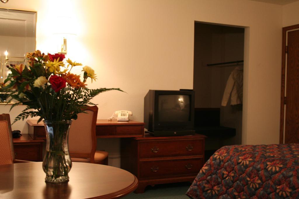 University Inn เซดาร์ฟอลส์ ภายนอก รูปภาพ