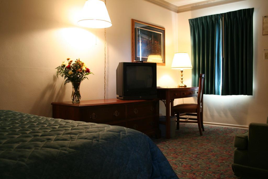University Inn เซดาร์ฟอลส์ ภายนอก รูปภาพ